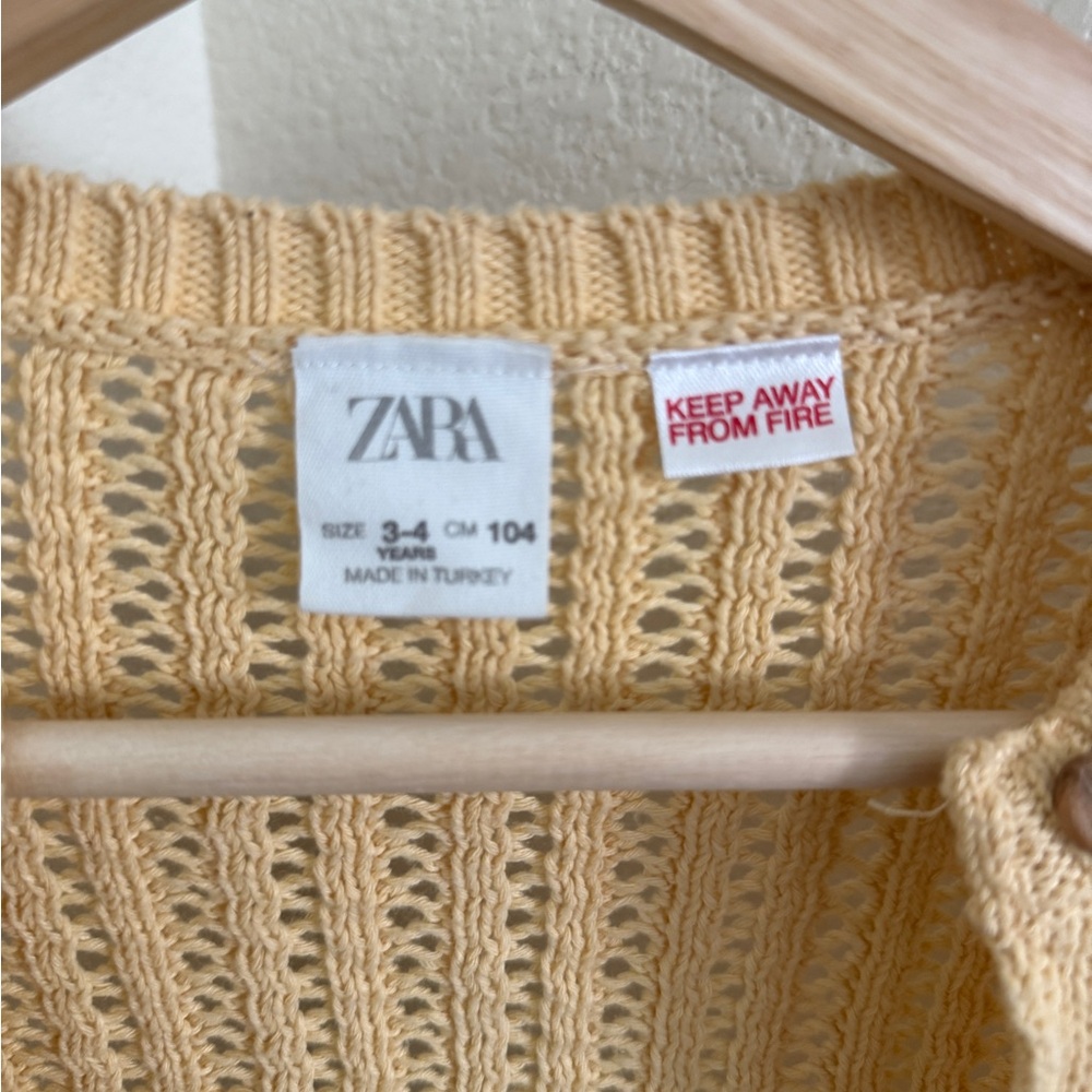 ZARA girls butter yellow crochet knit cardigan wooden buttons size 3-4 pastel - Picture 3 of 4